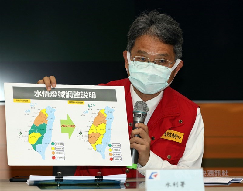 旱象難解,水利署長賴建信17日表示,25日起將調整部分地區的水情燈號,嘉義縣市及台南市由減壓供水的黃燈,轉為減量供水的橙燈;彰化縣南部地區、雲林縣、南投縣、高雄市由水情提醒的綠燈,轉為減壓供水的黃燈;連江地區調整為水情提醒的綠燈;其他地區燈號維持不變。中央社記者郭日曉攝 110年2月17日