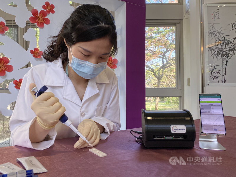 國立清華大學生物醫學工程研究所成功研發COVID-19病毒抗體快篩試片,只要取一滴指尖血,15分鐘就能知道疫苗是否在施打者身上產生保護力。中央社記者魯鋼駿攝 110年2月18日