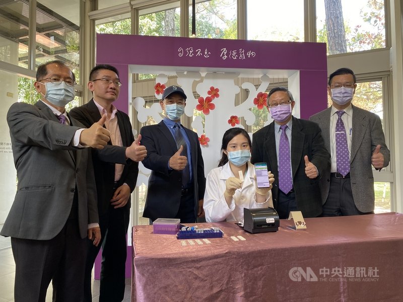 國立清華大學校長賀陳弘(右2)、生物醫學工程研究所教授鄭兆珉(左2)等人18日舉行記者會,宣布成功研發COVID-19病毒抗體快篩試片,只要取一滴指尖血就能知道疫苗是否在施打者身上產生保護力。中央社記者魯鋼駿攝 110年2月18日