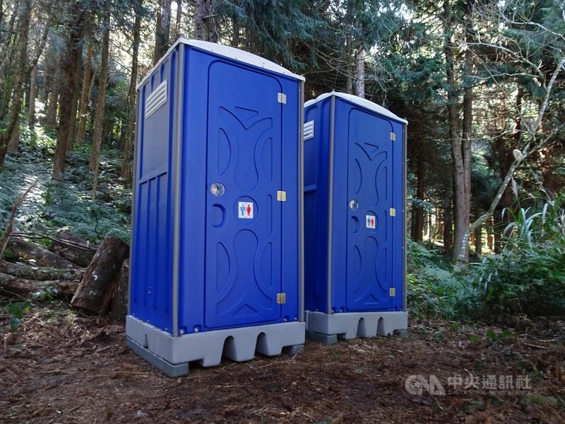 苗栗縣南庄加里山近年登山遊客增加,林務局新竹林區管理處在加里山步道大坪支線登山口設置2座流動廁所,提供民眾在上山前先行「解放」,減少在登山過程中排放需求。(林務局新竹林管處提供)中央社記者管瑞平傳真 110年2月18日