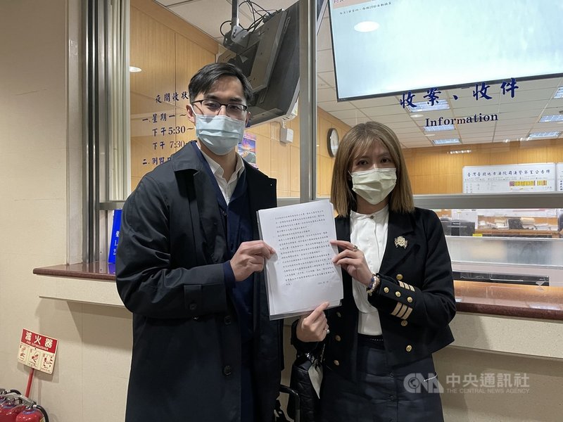 前公懲會委員長石木欽提自訴控告司法院長許宗力等人涉誣告案,台北地方法院18日開庭,石木欽未出庭,透過律師廖芳萱(右)發聲明指出,請求法院傳喚許宗力等人出庭並公開審理。中央社記者劉世怡攝 110年2月18日