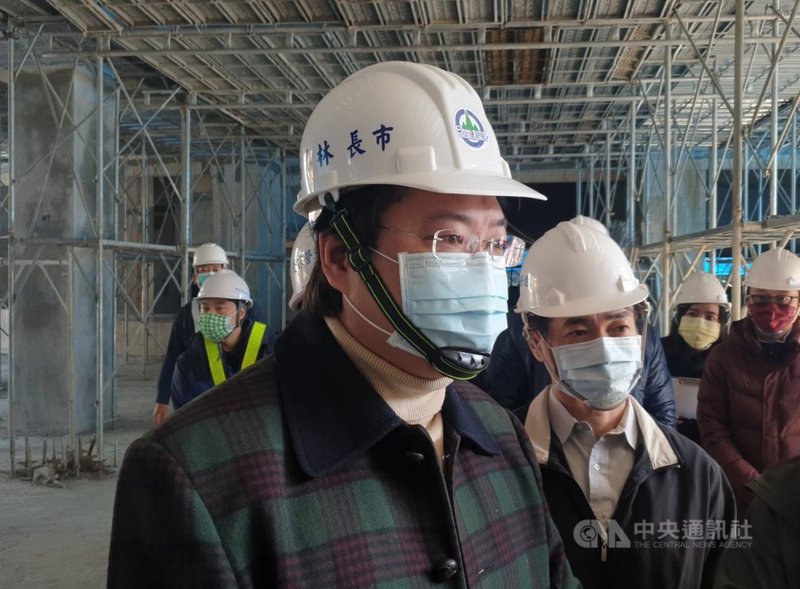 基隆市外木山17日晚間10時許發生山林火警,所幸沒有人員受傷。市長林右昌(前左)18日受訪表示,過年是喜慶日子,放鞭炮也是習俗,雖然發生零星事件,但不需因噎廢食,但也呼籲民眾要守規矩,勿影響到他人。中央社記者王朝鈺攝 110年2月18日