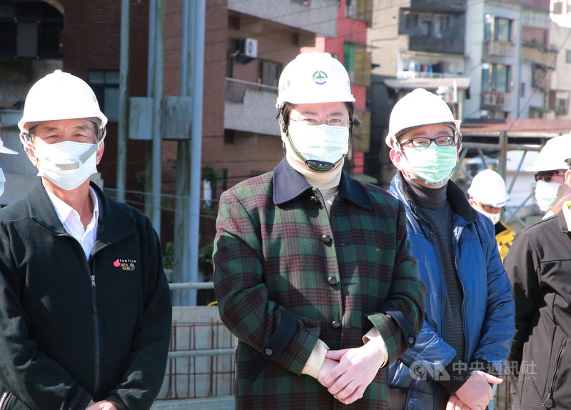 基隆市中興國小「老舊校舍改建暨停車場新建工程」,預計今年底將完工啟用,基隆市長林右昌(左2)18日前往工區視察,期許工程如質如期完工。中央社記者王朝鈺攝 110年2月18日