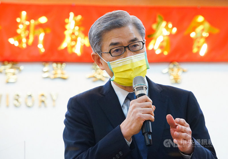 金管會18日舉行新春記者會,主委黃天牧特別戴上亮麗的黃色口罩,除了防疫之外也代表對新年度金融市場的樂觀。中央社記者王騰毅攝 110年2月18日