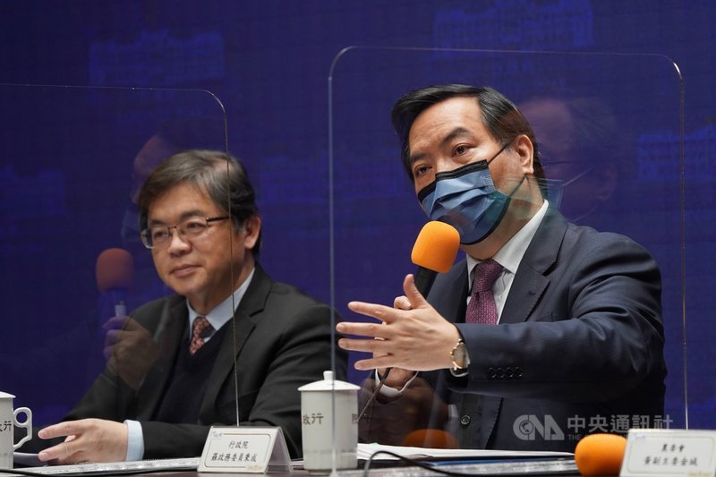 行政院長蘇貞昌18日在行政院會中宣布,行政院發言人將由政務委員羅秉成(右)擔任;蘇貞昌期勉羅秉成整合各部會發言人系統,將艱深的政策論述、法案轉化成簡單扼要的說明,甚至是經典金句,讓民眾一聽就瞭然。中央社記者徐肇昌攝 110年2月18日