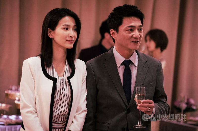 演員藍葦華(右)在新戲「日蝕遊戲」跟演員楚宣(左)飾演模範夫妻檔,兩人為了在上流社會安穩生活做出許多犧牲。(民視提供)中央社記者葉冠吟傳真 110年2月18日