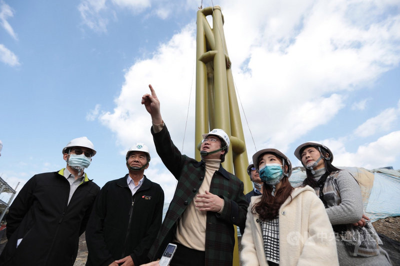 基隆市長林右昌(左3)18日下午視察基隆轉運站工程,並與市府團隊一同為候車頂棚首支鋼柱吊裝組立鎖固螺栓。林右昌表示,基隆轉運站不僅會讓市民通勤更便利,也讓基隆和大台北首都生活圈整合在一起。(基隆市政府提供)中央社記者王朝鈺傳真 110年2月18日