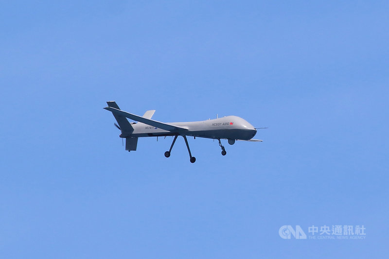 一架中科院研發的「騰雲」無人機18日晚間因控制系統異常迫降台東森林公園草地,機體毀損。根據中科院資料,騰雲機具備多機操控、聯網導控與即時影像傳輸等功能,可在日、夜間執行情蒐、監視、偵查、環境研究,近半年有3架在志航基地密集測評。(讀者提供)中央社記者李先鳳傳真 110年2月18日