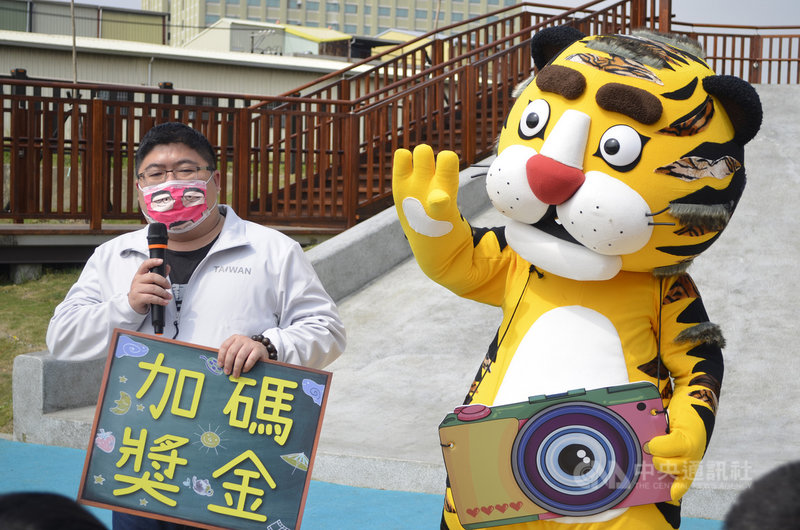 「紙風車臺灣少年金像獎–368我的家」影片徵選活動即日起至5月10日舉行,民進黨籍立委蔡易餘18日指出,設籍嘉義縣海區的國中、國小學童,以個人名義或是班上同學一起組隊參加投稿,只要報名成功且有提供實際作品者,即可獲得新台幣1000至3000元報名獎金。中央社記者蔡智明攝 110年2月18日