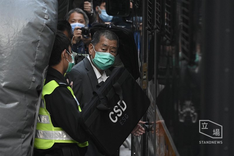 據報導,香港壹傳媒集團創辦人黎智英(前中)因違反「港區國安法」,16日在已被羈押的情況下再度被港警拘捕。(圖取自立場新聞)