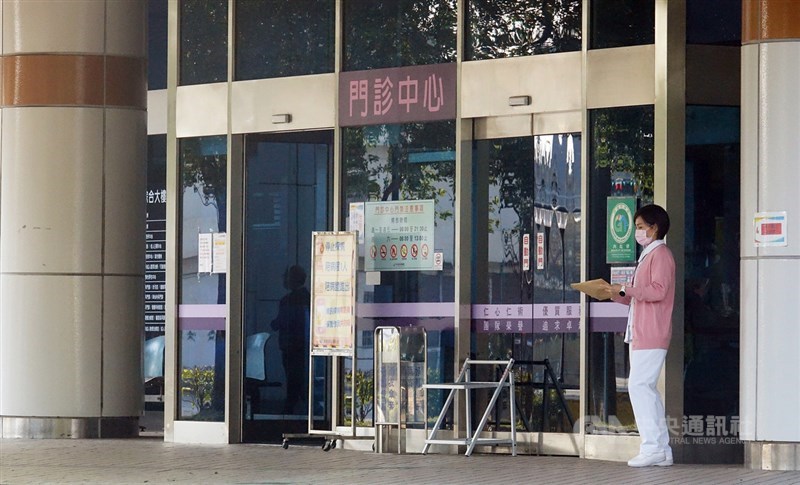疫情指揮中心指揮官陳時中18日表示,桃園醫院將逐步恢復營運,專責病房將縮小規模、隔離病房暫不開放。(中央社檔案照片)