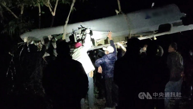 國家中山科學研究院18日晚間表示,其研製的「騰雲」無人機下午在台東執行例行訓練時,因控制系統異常迫降台東森林公園,機體毀損但無人員傷亡,中科院人員晚間將機體取回。中央社記者盧太城台東攝 110年2月18日