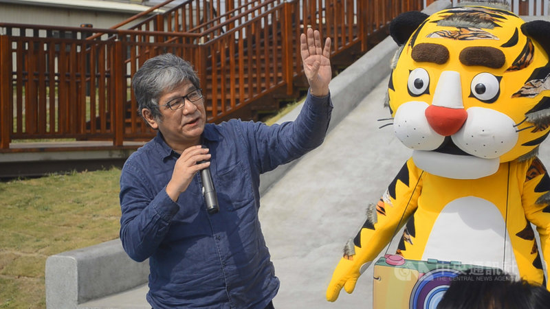 紙風車文教基金會執行長李永豐18日在嘉義表示,「紙風車臺灣少年金像獎–368我的家」影片徵選活動開跑,盼邀請全國國中、小學生,拿起手機或相機,用2分鐘的創意影片,把心目中最特別的家鄉特色記錄下來與大家分享。中央社記者蔡智明攝 110年2月18日