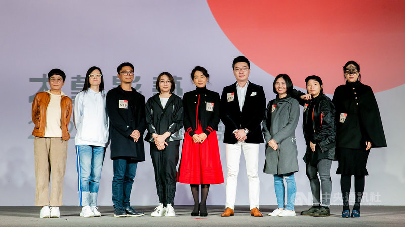 成立於2013年的「大慕影藝」一路從投資轉型製作,在台灣影視圈具相當聲量,18日舉辦2021年度內容發布會,由執行長林昱伶(左4)公布今年新計畫。(大慕影藝提供)中央社記者葉冠吟傳真 110年2月18日
