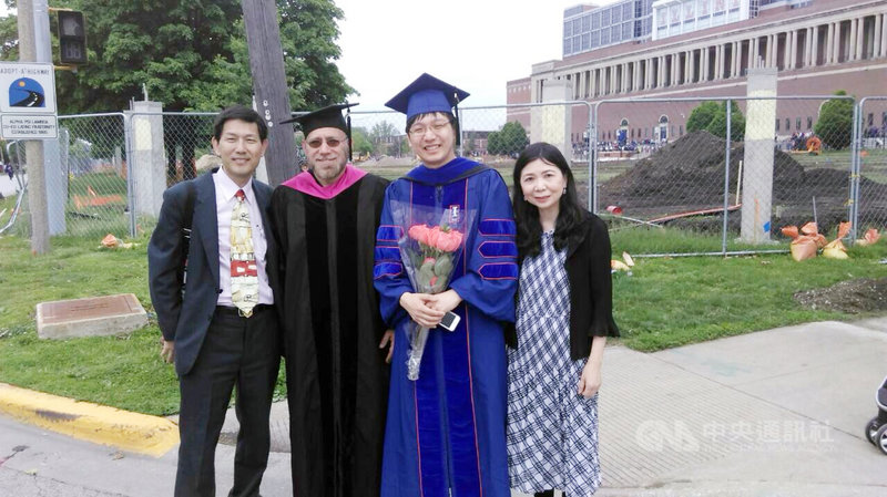加州大學洛杉磯分校(UCLA)電腦科學系助理教授張凱崴獲頒史隆研究獎(Sloan Research Fellowship),受訪時感謝父母在成長過程中支持孩子追尋自己的興趣。圖為張凱崴博士畢業時與父母、指導教授羅思(Dan Roth)合影。(張凱崴提供)中央社記者林宏翰洛杉磯傳真 110年2月18日