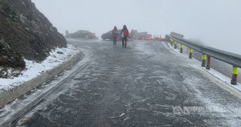 強烈大陸冷氣團影響,合歡山昆陽到松雪樓一帶18日清晨間歇降冰霰,部分路面結冰,公路總局宣布,台14甲線武嶺到合歡山莊限加掛雪鏈通行。(民眾提供)中央社記者蕭博陽南投縣傳真 110年2月18日
