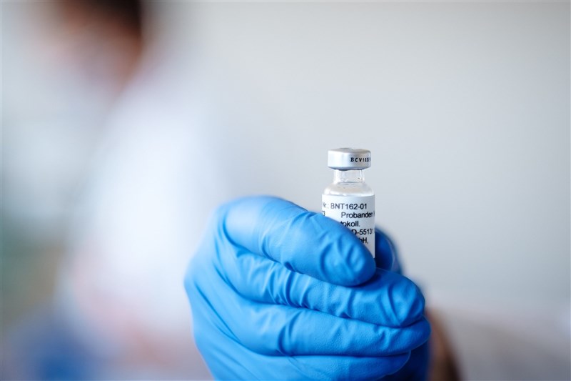 台積電與鴻海12日正式公告，分別捐贈500萬劑BNT162b2疫苗作為COVID-19防疫使用。（圖取自twitter.com/BioNTech_Group）