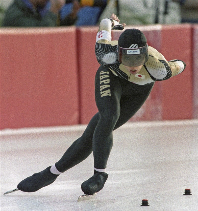 橋本聖子在1992年冬季奧運女子1500公尺競速滑冰項目勇奪銅牌。(共同社)