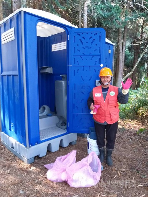 苗栗縣南庄加里山是熱門登山路線,林務局新竹林區管理處在加里山步道大坪支線登山口,先行試辦設置2座流動廁所,委請當地賽夏族原住民林業暨勞動合作社維護管理,籲請山友共同節約用水並愛惜使用。(林務局新竹林管處提供)中央社記者管瑞平傳真 110年2月18日