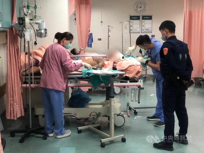 台南市24歲湯姓男子疑向六甲區店家收取保護費,15日獨自拿著改造手槍上門開槍後,反被店家等7人奪槍圍毆,送醫治療。(台南市警局提供)中央社記者張榮祥台南傳真 110年2月19日