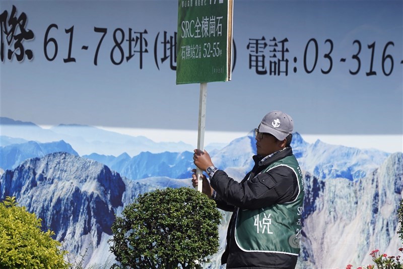 行政院主計總處19日公布109年全年受僱員工人數平均為795.5萬人,年減0.15%、減少1.2萬人,也是近11年來首見負成長。中央社記者徐肇昌攝 110年2月19日