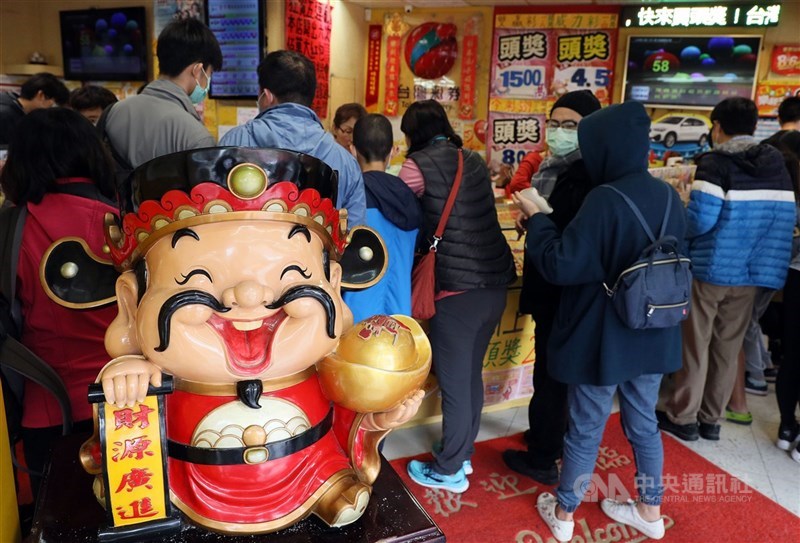 大樂透第110022期中獎號碼為45、28、02、36、40、31,特別號24。(中央社檔案照片)