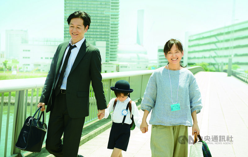 日本導演河瀨直美執導的新片「晨曦將至」,找來演員永作博美(右)、井浦新(左)合作;由於日本社會慣於避談收養小孩議題,河瀨直美盼能讓社會有更多關注。此片也代表日本角逐奧斯卡最佳國際影片。(傳影互動提供)中央社記者王心妤傳真 110年2月19日