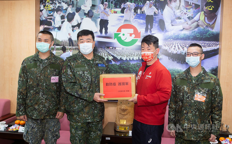 台灣基進立委陳柏惟(右2)19日到台中市烏日區成功嶺營區致贈乾洗手4800罐,作為國軍新訓中心與替代役中心的防疫物資,陸軍步兵302旅旅長張德榮(左2)等人代表接受。(陳柏惟服務處提供)中央社記者蘇木春傳真 110年2月19日