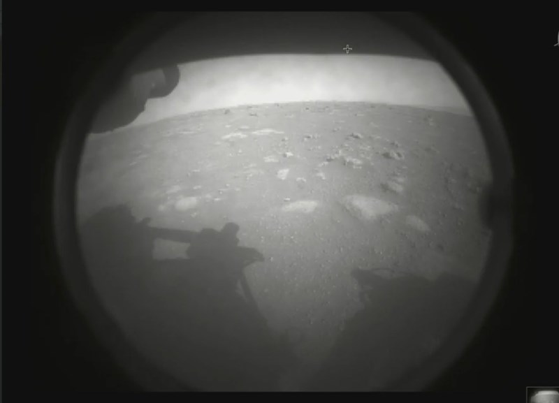 美國國家航空暨太空總署火星探測車「毅力號」在發射升空7個月後,18日成功以自動駕駛登陸火星。圖為從毅力號看火星表面。(圖取自twitter.com/NASAPersevere)