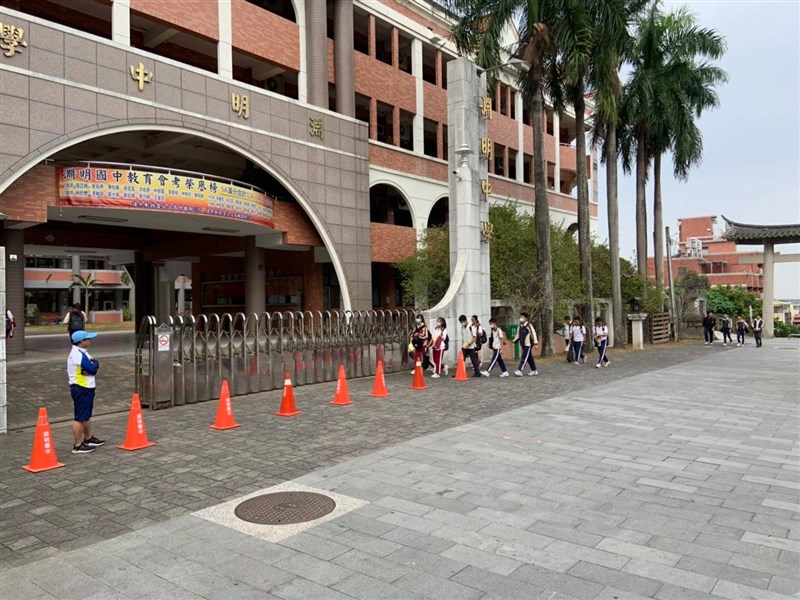 雲林縣淵明國中被爆至今仍有嚴格的髮型、服儀規範等爭議。教育部表示,依法學校不得限制髮式,服儀則要經民主討論程序,20日將派員督導。(圖取自facebook.com/ymjhs)
