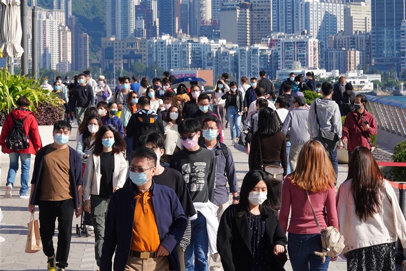 香港政府推動接觸者追蹤App,引發隱私疑慮,使廉價拋棄式手機需求大幅攀升。圖為香港尖沙嘴星光大道人潮。(中新社)