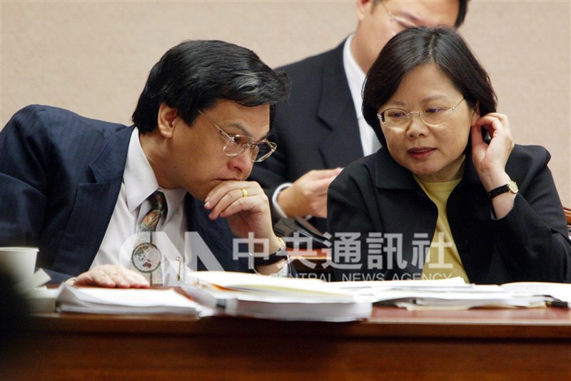 總統蔡英文(前右)擔任陸委會主委時,陳明通(前左)便擔任副手。(中央社檔案照片)
