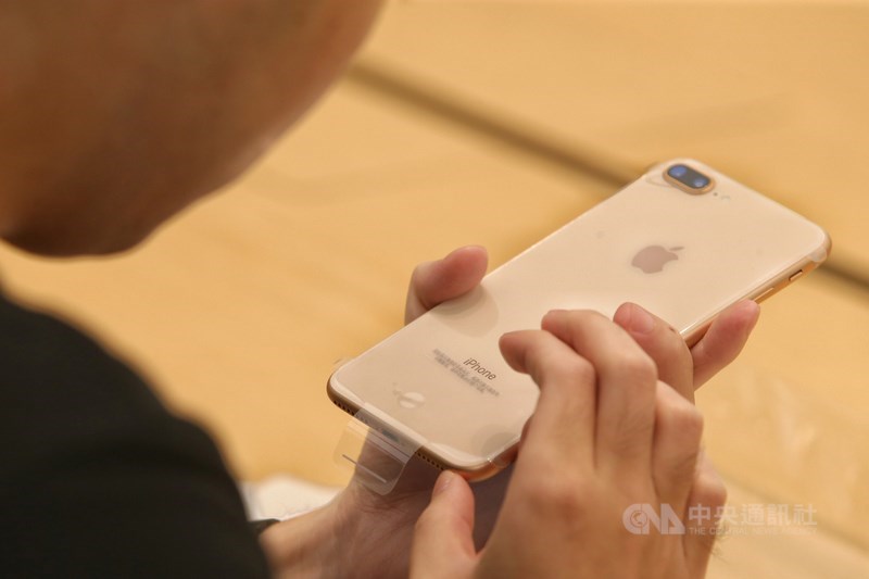 台灣大哥大宣布,19日起持有iPhone 6、6 Plus、6s、6s Plus、7、7 Plus、8、8 Plus手機的消費者,不限台灣大用戶,28日前上網預約登記更換電池可享限時優惠價990元。圖為iPhone 8 Plus。(中央社檔案照片)