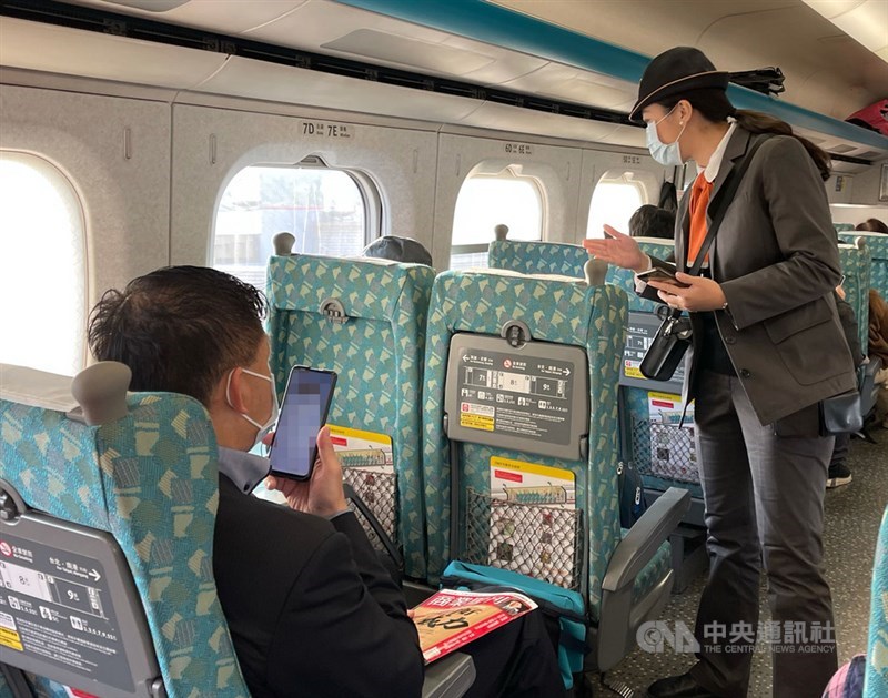 疫情指揮中心指揮官陳時中19日表示,高鐵等交通工具下週將公布是否開放飲食及自由座。(中央社檔案照片)