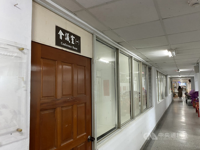 雲林縣淵明國中至今仍有嚴格服儀規範惹議,教育部組專案小組20日到雲林縣府進行調查了解,雲林縣政府教育處長邱孝文、淵明國中校長丁清峯等人皆參與會議。中央社記者姜宜菁攝 110年2月20日