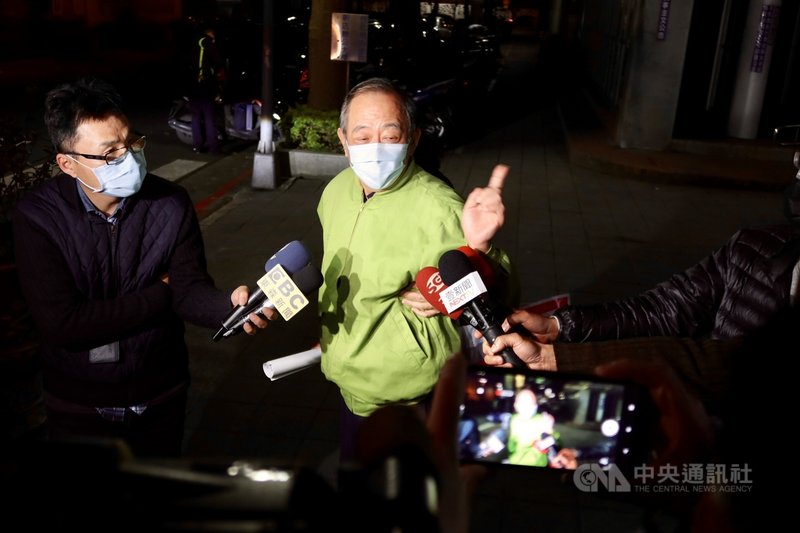 軍情局退役上校張超然(中)涉為中國發展組織、收集情報,20日被台北地檢署起訴。在押的張超然晚間獲法官諭知以新台幣30萬元交保,他離開法院後表示,很委屈,但現在不方便說。中央社記者蕭博文攝 110年2月20日