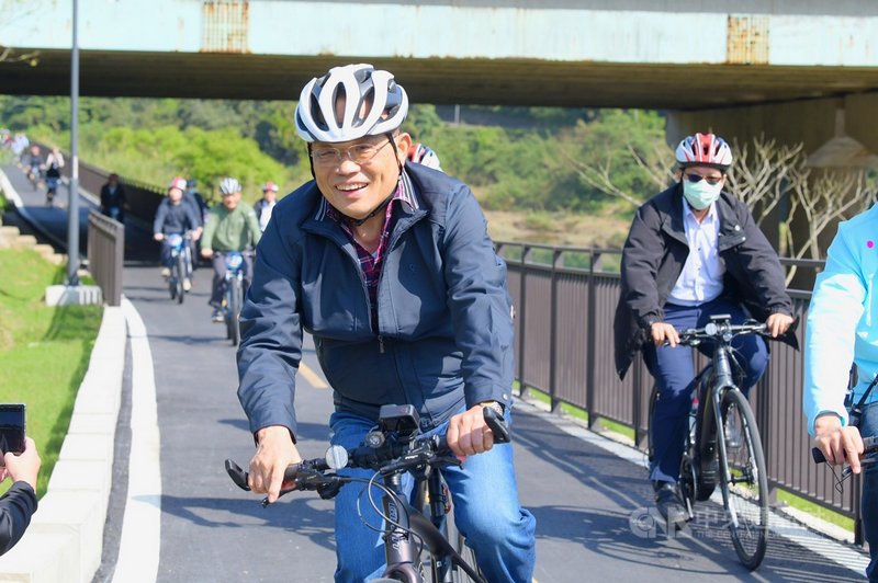 行政院長蘇貞昌(前)20日視察基隆河水防道路兼自行車道規劃,親自騎乘踏車從新北市汐止端,到基隆五堵舊隧道口。(行政院提供)中央社記者黃旭昇基隆傳真 110年2月20日