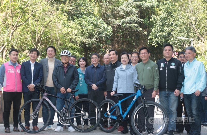 行政院長蘇貞昌(前左4)20日在交通部長林佳龍(前右3)、經濟部長王美花(前右4)陪同下,視察基隆河水防道路兼自行車道規劃,並於基隆五堵舊隧道口合影。中央社記者黃旭昇基隆攝 110年2月20日