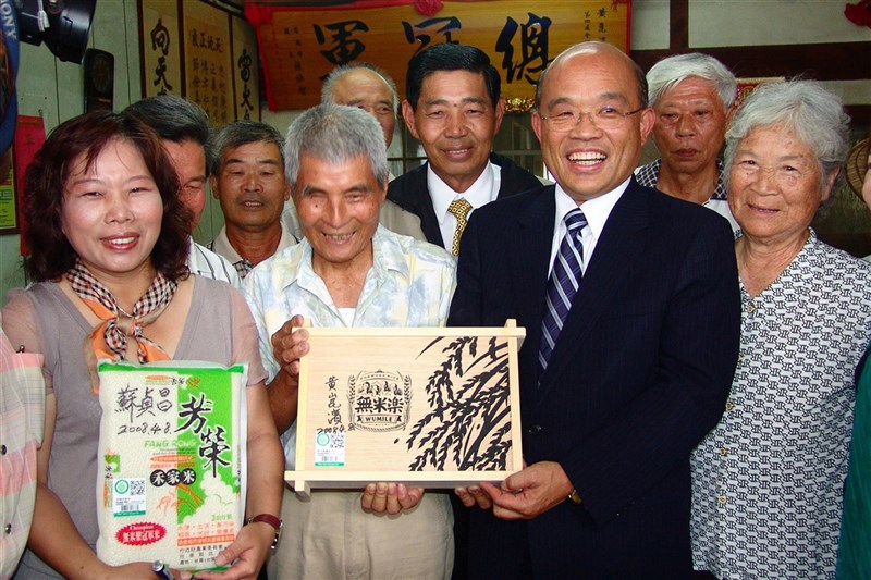 行政院長蘇貞昌(前右2)2008年再赴台南縣後壁鄉菁寮村拜訪黃崑濱(前左2)。(中央社檔案照片)