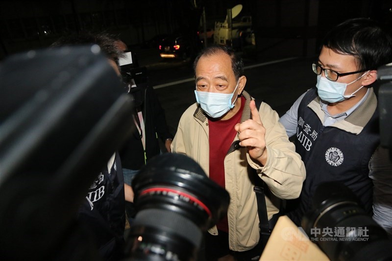 軍情局退役上校張超然(前)涉嫌引介軍情局退役軍官認識中國國安人員,20日經法官訊問後以30萬元交保。(中央社檔案照片)