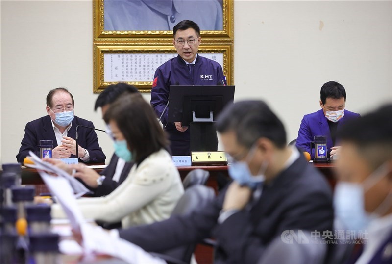 國民黨主席江啟臣(後中)宣布競選連任主席,前高雄市長韓國瑜與被外界點名有意參選的前新北市朱立倫動向備受關注。(中央社檔案照片)