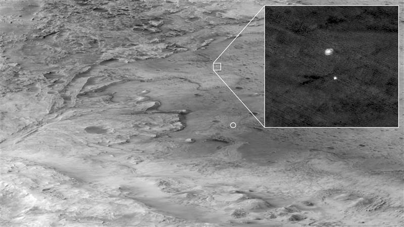 NASA的火星勘測軌道衛星拍下毅力號著陸景象。(圖取自twitter.com/NASA)