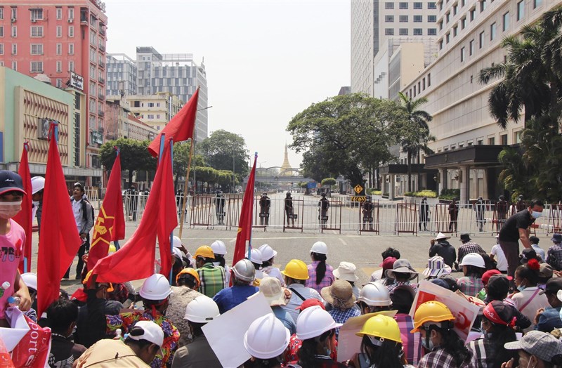 緬甸反政變示威少女苗兌兌凱日前頭部中彈19日不治,再度引發民眾對軍方的新怒火。圖為仰光民眾19日上街示威。(共同社)