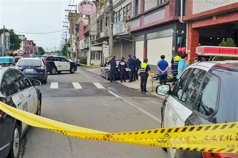 桃園「貓霖幫」幫主江宗霖民國108年9月遭人行刑式槍殺,凶嫌林哲汶、林文慶一及二審均被判處無期徒刑;最高法院駁回上訴,全案定讞。圖為當時警方在案發現場偵辦情形。(中央社檔案照片)