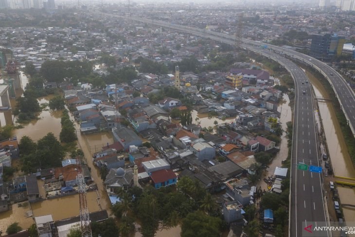 印尼首都雅加達19日晚下起滂沱大雨,雅加達的整個周邊地區和數十條主要交通幹道20日淹水。圖為雅加達東部洪水災情空拍照。(安塔拉通訊社)