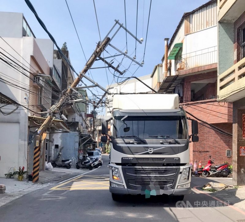 一輛聯結車20日行經新北市鶯歌區德昌街時,不慎鉤到電纜並拉斷電桿,造成地區局部停電。警方獲報處理,並通知台電人員到場斷電及維修。(警方提供)中央社記者黃旭昇新北傳真 110年2月20日