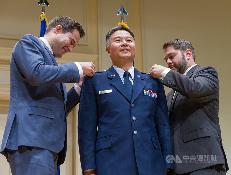 台裔美籍的美國聯邦眾議員劉雲平(中)曾服役於美國空軍,現為後備役上校。(丘繼聰提供)中央社記者林宏翰洛杉磯傳真 110年2月21日