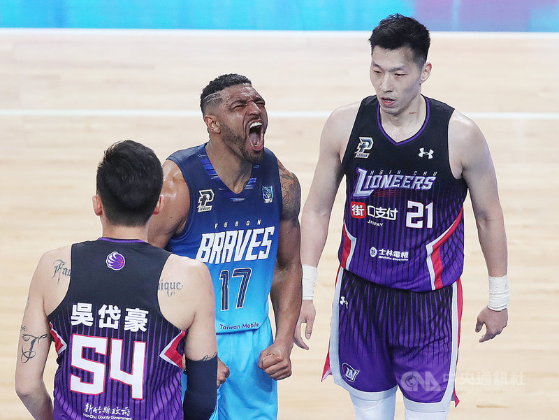台灣職業籃球聯盟P. LEAGUE+(簡稱PLG)21日晚間在台北和平籃球館的例行賽事,台北富邦勇士隊終場以106比97擊敗新竹街口攻城獅隊,其中富邦勇士洋將辛特力(Michael Singletary)(中)全場貢獻23分10籃板6助攻,他在得分後振奮吶喊。中央社 110年2月21日