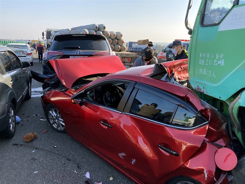 台61線西部濱海快速公路北上254公里處21日上午發生20部大小車輛追撞車禍,自小客車遭大型車輛前後夾擊。(嘉義縣消防局提供)中央社記者黃國芳傳真 110年2月21日