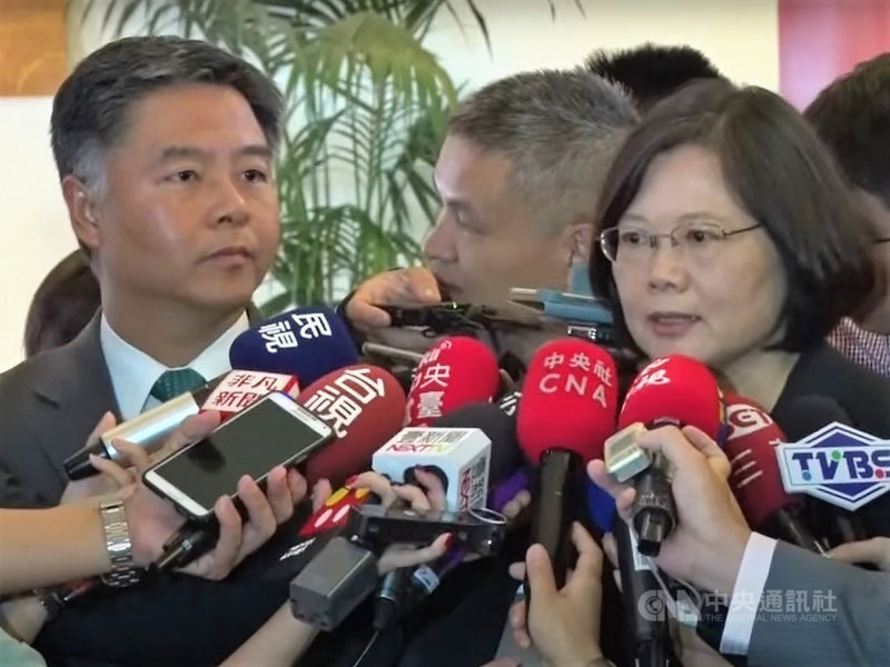 現任總統蔡英文2015年間曾以總統參選人的身分訪美,與新科聯邦眾議員劉雲平(左)見面。(丘繼聰提供)中央社記者林宏翰洛杉磯傳真 110年2月21日
